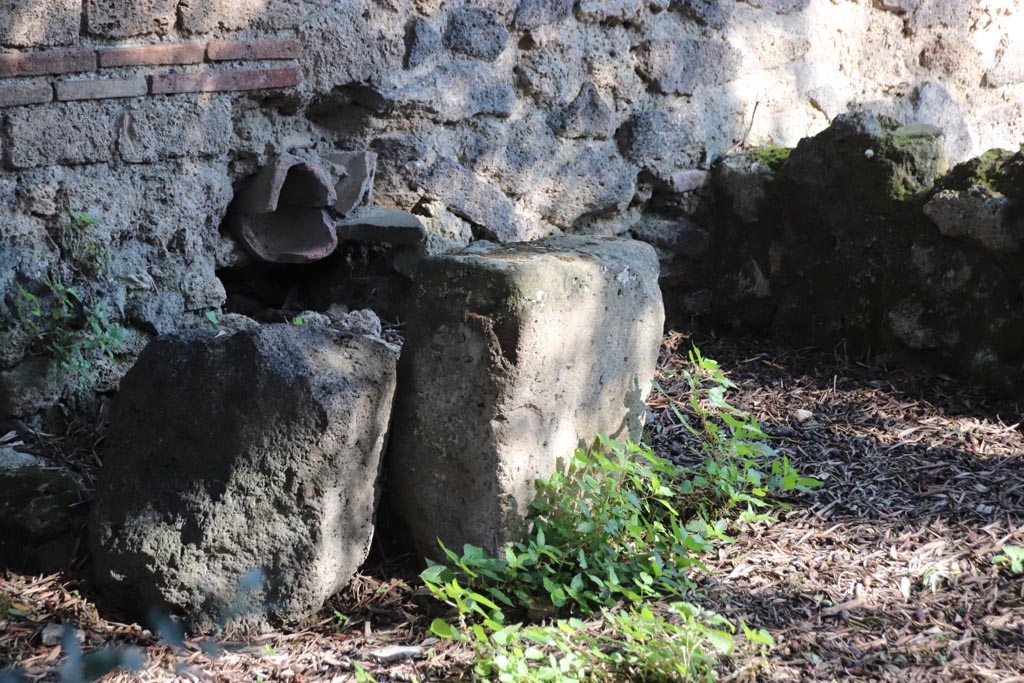 I.12.8 Pompeii. October 2022. Peristyle 9, detail from area near east wall. Photo courtesy of Klaus Heese.