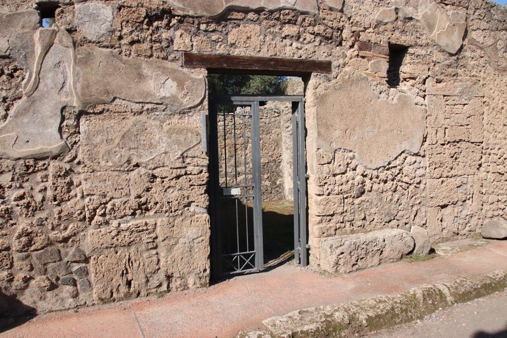 I.12.8 Pompeii. October 2022. Looking towards entrance doorway on north side of Via di Castricio. Photo courtesy of Klaus Heese.