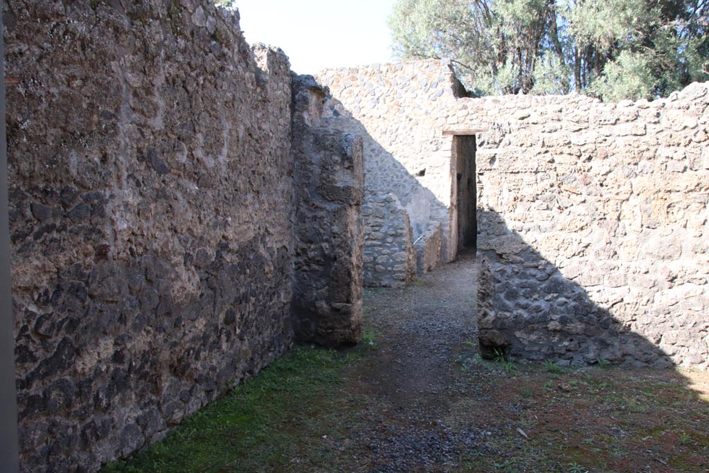 I.12.8 Pompeii.  March 2009. Doorway to room 4, on west side of entrance door.