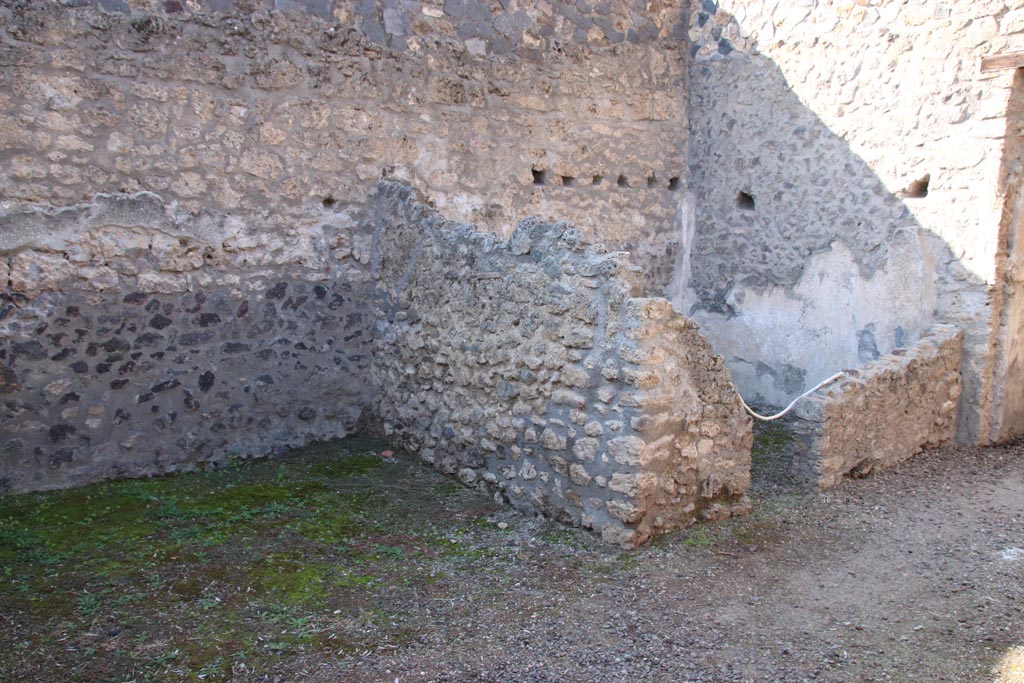 I.12.8 Pompeii. March 2009. East wall of room 5, with small doorway into room 7.
This doorway is not shown on the Eschebach 1969 plan.
