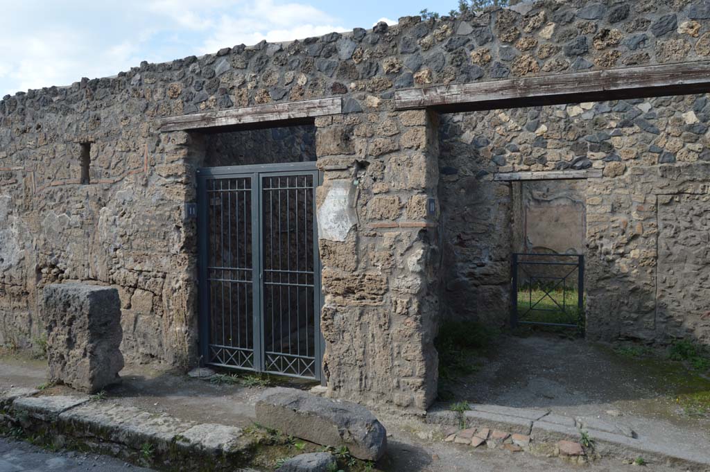 I.12.11 Pompeii, on left. October 2018. Looking towards entrance doorway, with I.12.10, on right.
Foto Taylor Lauritsen, ERC Grant 681269 DÉCOR.
