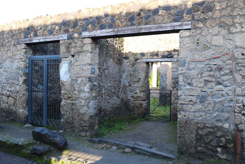 I.12.11 Pompeii, on left and I.12.10, on right. December 2018. Looking towards entrance doorways. Photo courtesy of Aude Durand.
