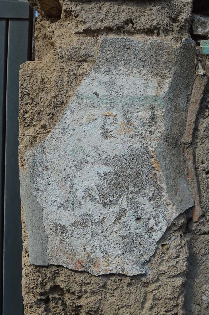 I.12.11 Pompeii. October 2018. Pilaster on east of entrance doorway, site of wall painting of Hercules.
Remains of painted plaster on east side of doorway, the remains of the “garland” are just visible.
Foto Taylor Lauritsen, ERC Grant 681269 DÉCOR.
