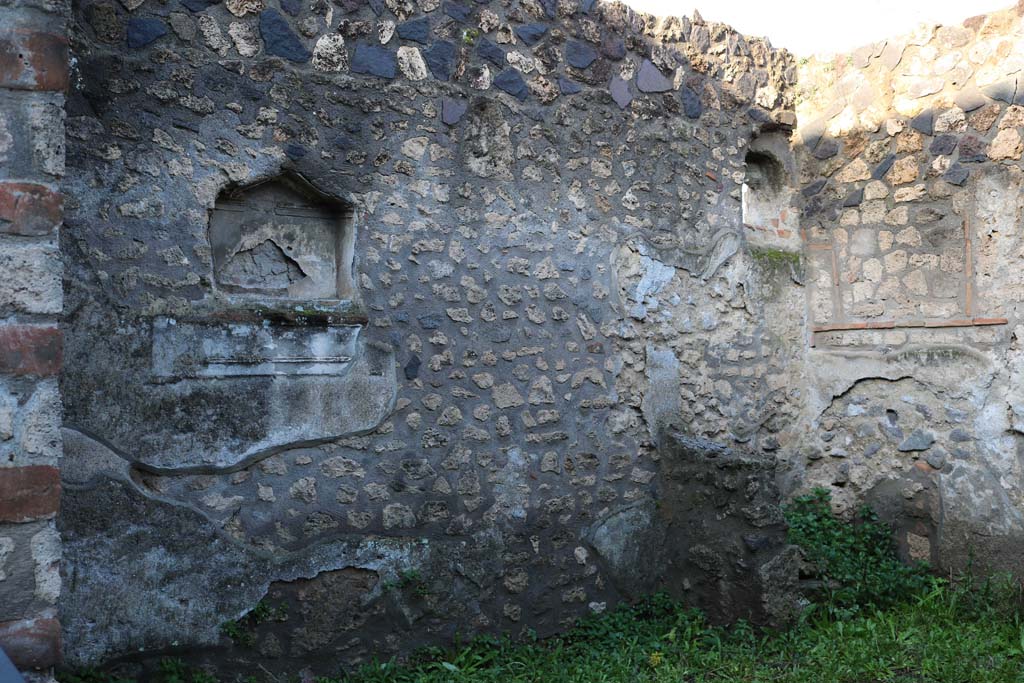 I.12.12 Pompeii. December 2018. 
West wall of shop with niche, and window or second niche, and small wall feature in north-west corner. Photo courtesy of Aude Durand.

