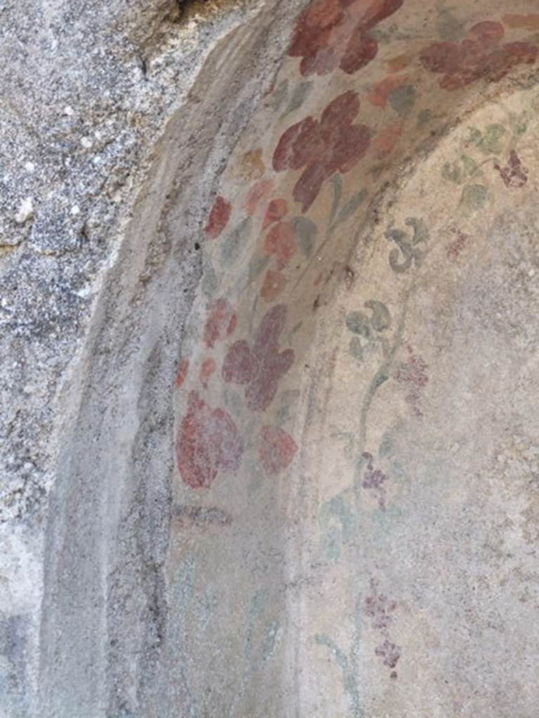 I.12.16 Pompeii. March 2009. Room 1, south wall of atrium with painted flowers in niche, with bunches of grapes.