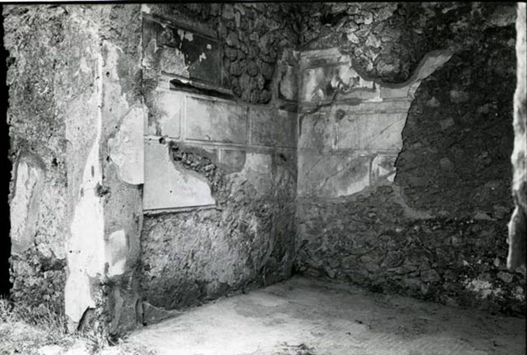 I.13.2 Pompeii. 1974. Domus of Sutoria Primigenia, left ala, NE corner . Photo courtesy of Anne Laidlaw.
American Academy in Rome, Photographic Archive. Laidlaw collection _P_74_1_15.
