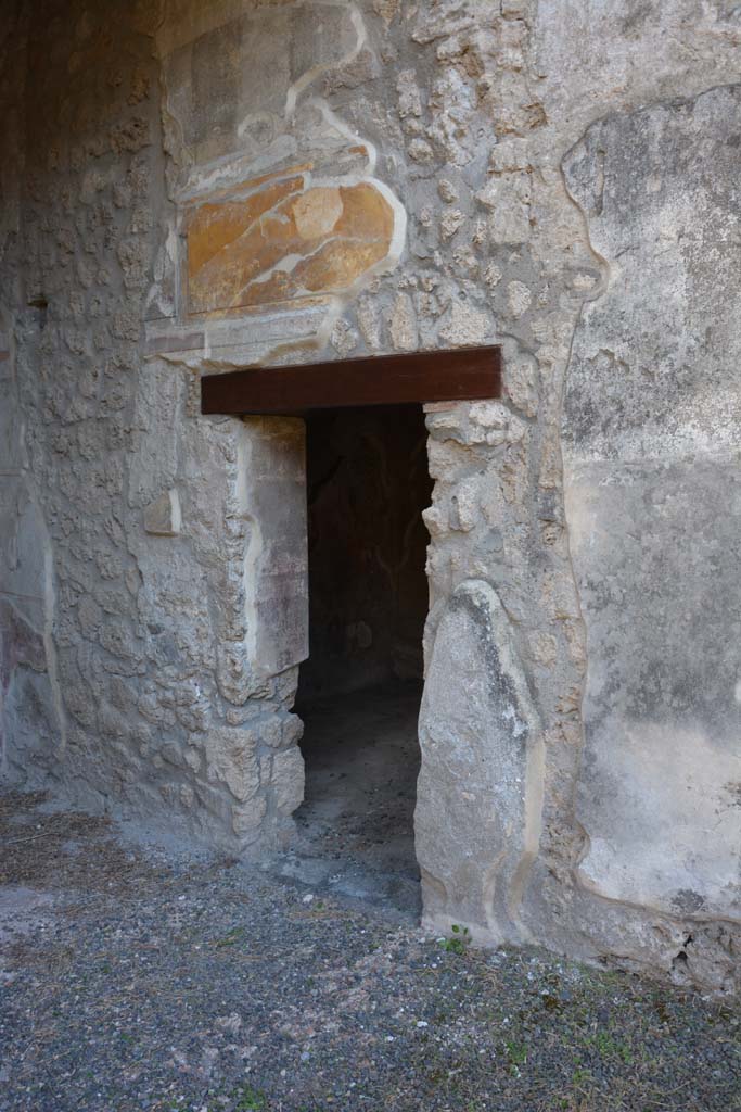 I.13.2 Pompeii. October 2019. Small doorway in south wall of left ala.
Foto Annette Haug, ERC Grant 681269 DÉCOR.
