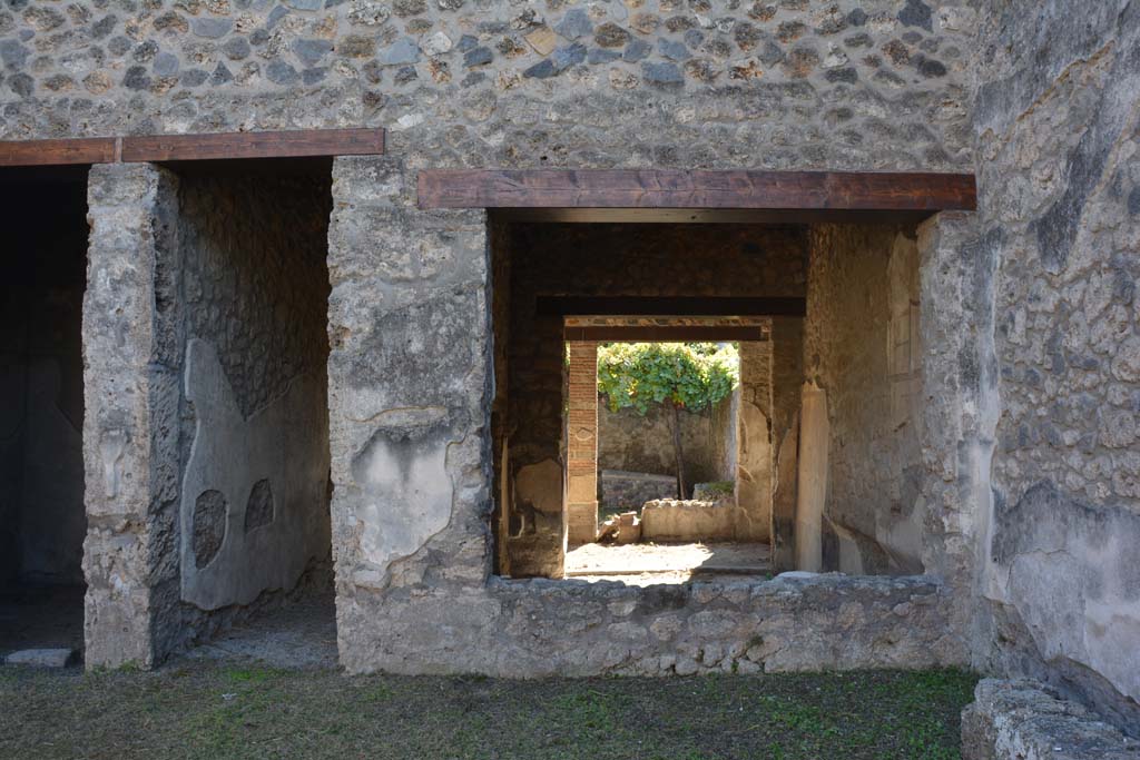 I.13.2 Pompeii. October 2019. Looking south towards corridor to garden, and window of triclinium, on right.
Foto Annette Haug, ERC Grant 681269 DÉCOR.
