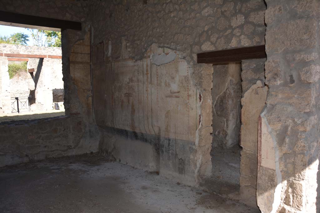 I.13.2 Pompeii. October 2019. Looking north along east wall of triclinium.
Foto Annette Haug, ERC Grant 681269 DÉCOR.

