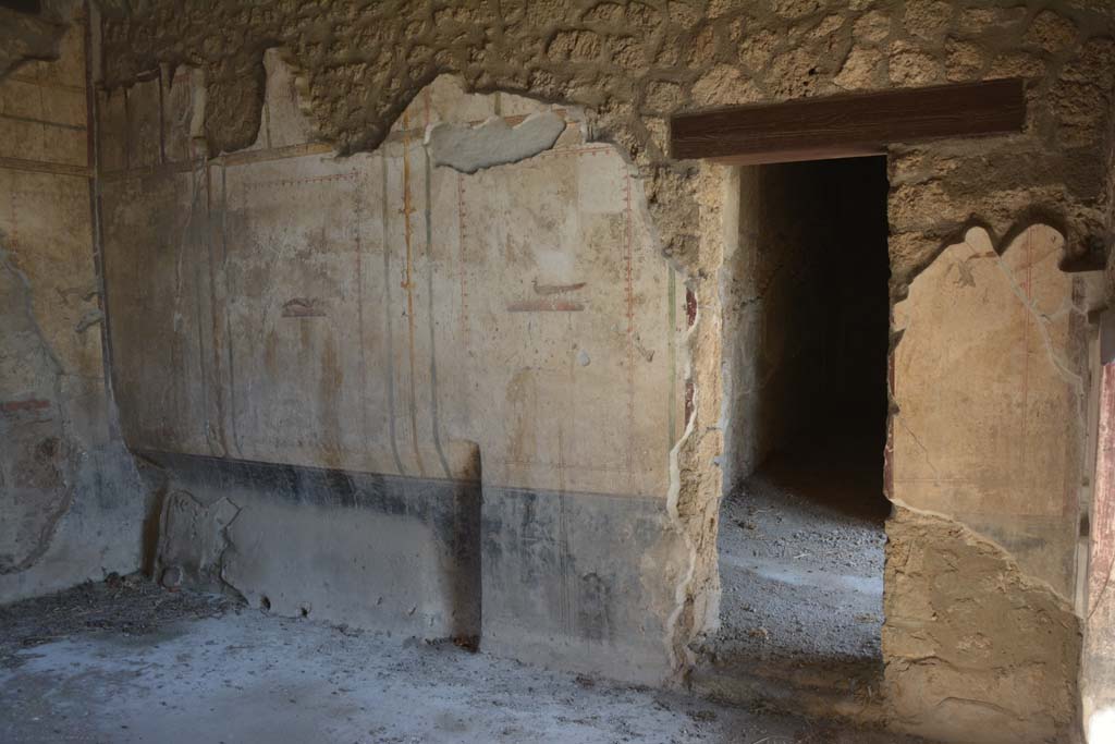 I.13.2 Pompeii. October 2019. Looking north along east wall of triclinium, with doorway to corridor.
Foto Annette Haug, ERC Grant 681269 DÉCOR.
