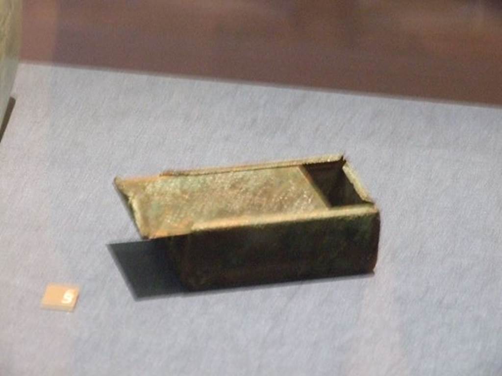I.13.2 Pompeii. Bronze medicament box.  SAP 11540. Photographed at “A Day in Pompeii” exhibition at Melbourne Museum.  September 2009.