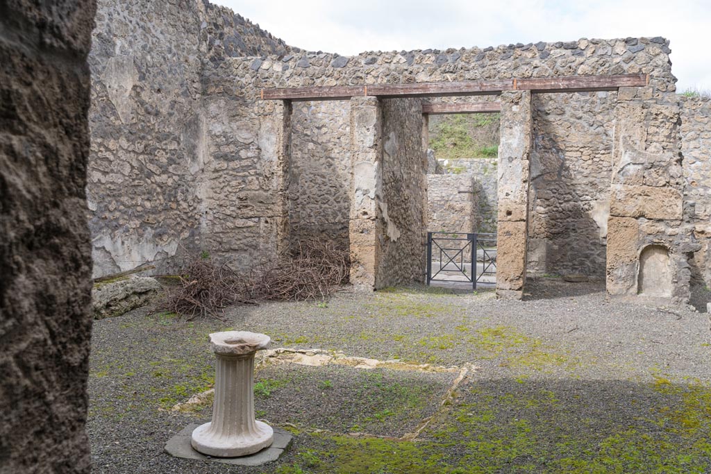 I.13.2 Pompeii. July 2018. 
Looking north in atrium towards entrance corridor, on left, and small room, left of centre, with niche in west wall. 
In the centre is a niche/recess in pilaster of atrium, and room in north-east corner of atrium, on right.
Photo courtesy of Johannes Eber.
