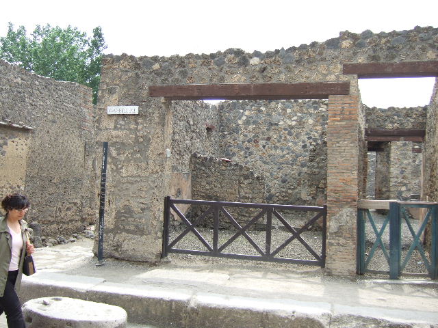 I.13.5 Pompeii. May 2010. West wall, with doorway to entrance corridor of I.13.4.


