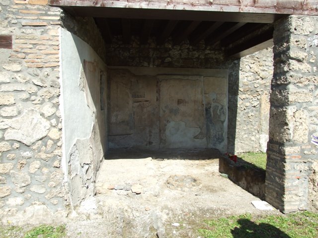 I.13.16 Pompeii.  March 2009.  East wall of room on north side of entrance.