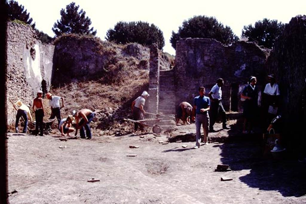 I.14.2 Pompeii. 1972.  Looking east across garden area towards triclinium, on right. Photo by Stanley A. Jashemski. 
Source: The Wilhelmina and Stanley A. Jashemski archive in the University of Maryland Library, Special Collections (See collection page) and made available under the Creative Commons Attribution-Non Commercial License v.4. See Licence and use details. J72f0200
