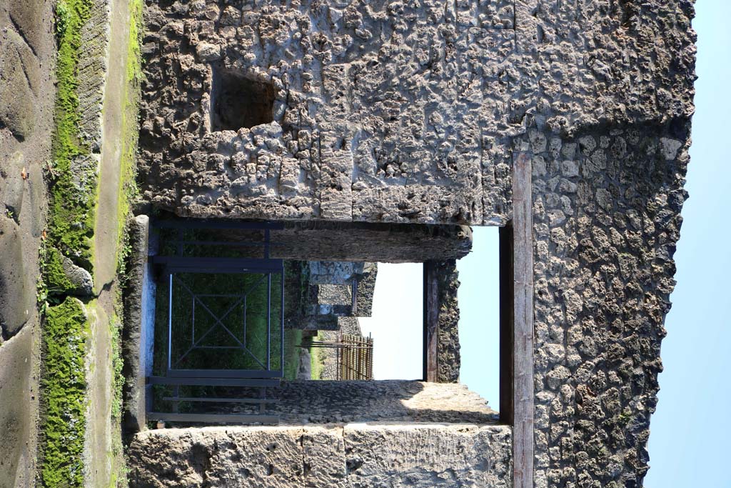 I.14.4 Pompeii. September 2004. Entrance fauces looking west across possible atrium towards garden.