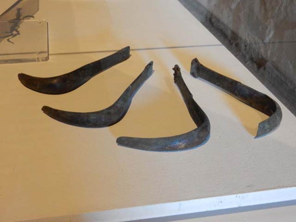 I.14.12, Pompeii. May 2018. Room 13, display items. 4 bronze scrapers (strigili)used for cleaning the body  (Raschiatoi (strigili) in bronzo impiegati per la pulizia del corpo), inv. nos. 43495, 43496, 43497, 43498. Photo courtesy of Buzz Ferebee
