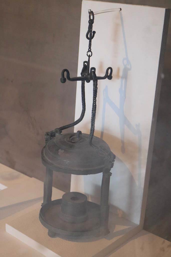 I.14.12, Pompeii. December 2018. 
Room 13, bronze lantern on display. Bronze lantern (Lanterna in bronzo), inv. no. 43468. Photo courtesy of Aude Durand.
