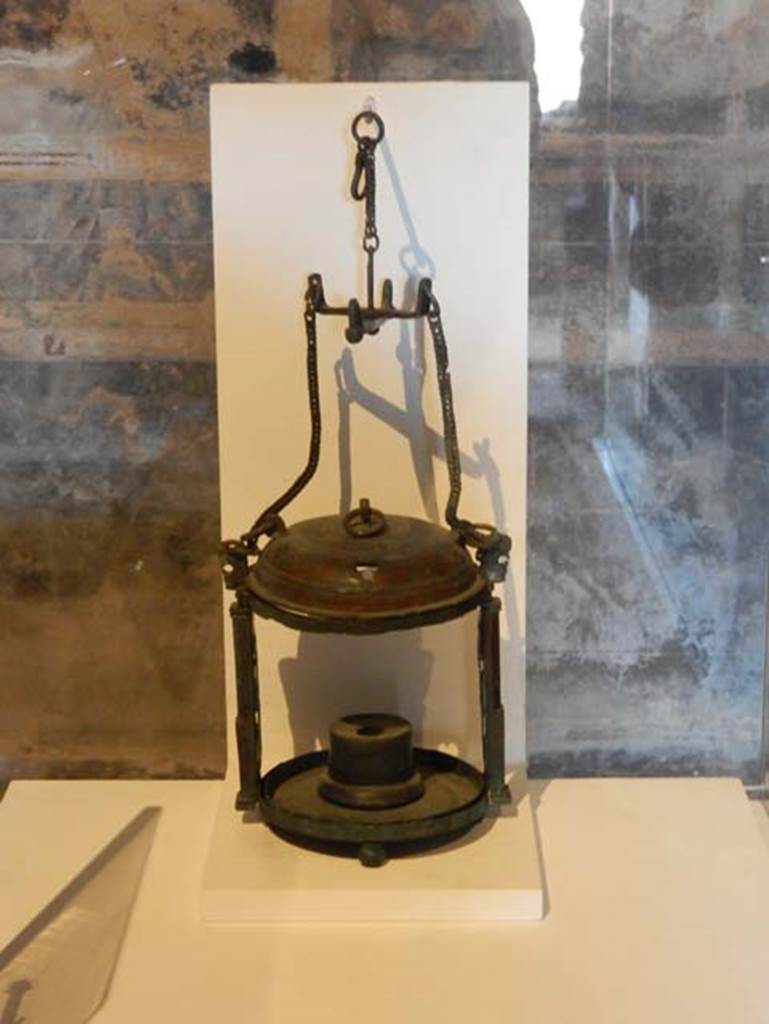 I.14.12, Pompeii. May 2018. Room 13, bronze lamp on display.  Bronze lantern (Lanterna in bronzo), inv. no. 43468. Photo courtesy of Buzz Ferebee
