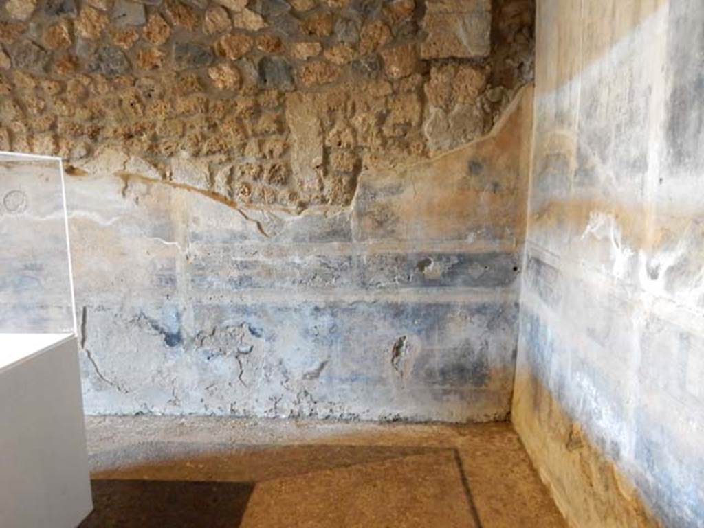 I.14.12, Pompeii. May 2018. Room 13, north wall in north-east corner of large triclinium.
Photo courtesy of Buzz Ferebee
