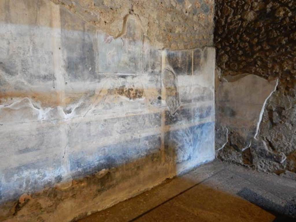 I.14.12, Pompeii. May 2018. Room 13, east wall and south-east corner of large triclinium.
Photo courtesy of Buzz Ferebee

