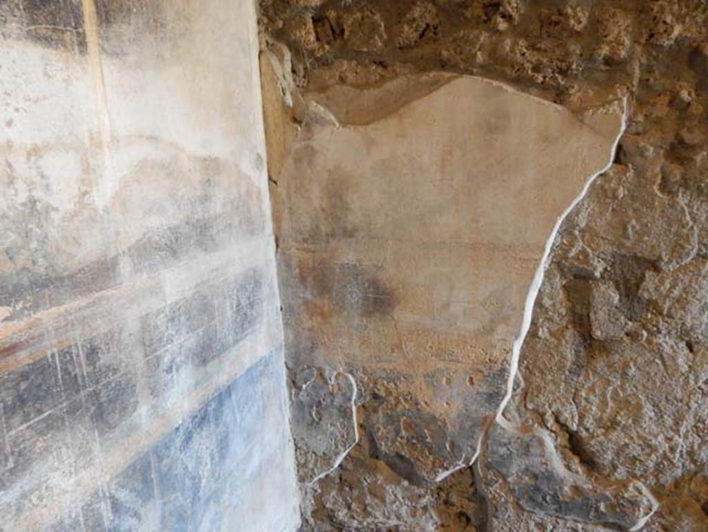 I.14.12, Pompeii. May 2018. Room 13, south-east corner and south wall of large triclinium. 
Photo courtesy of Buzz Ferebee
