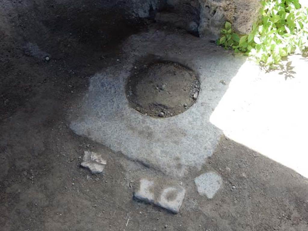 I.14.12, Pompeii. May 2018. Cistern mouth against south wall in room 32. Photo courtesy of Buzz Ferebee