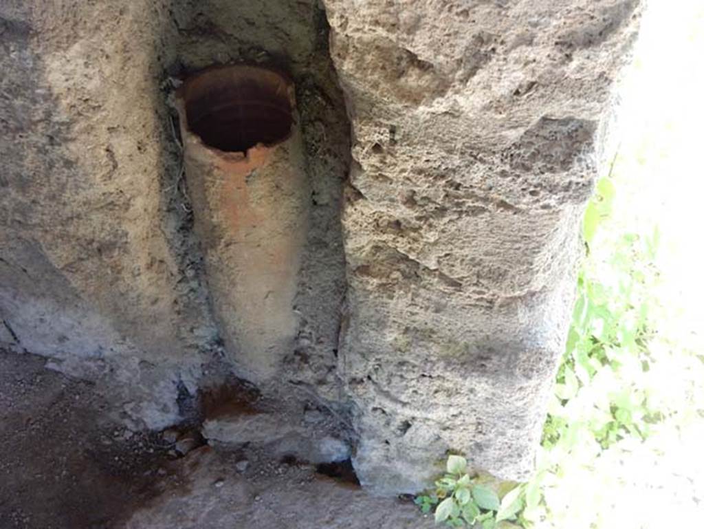 I.14.12, Pompeii. May 2018. Downpipe in wall above cistern in room 32. Photo courtesy of Buzz Ferebee