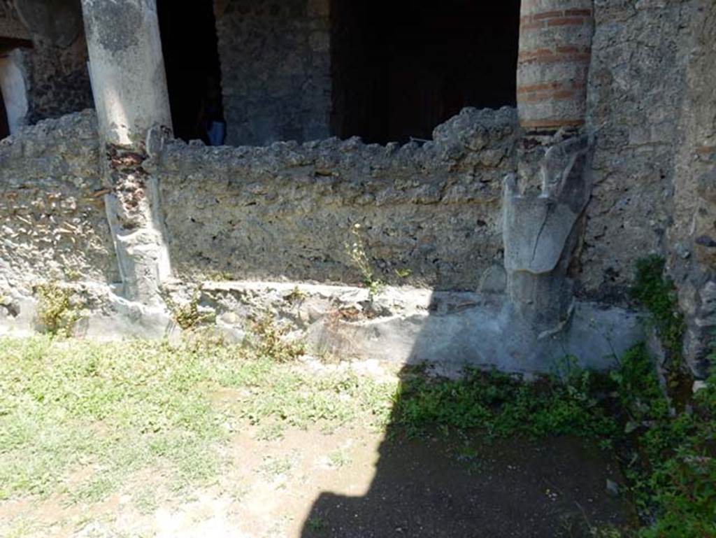 I.14.12, Pompeii. May 2018. Looking towards the east wall of peristyle with pluteus between columns. Photo courtesy of Buzz Ferebee
