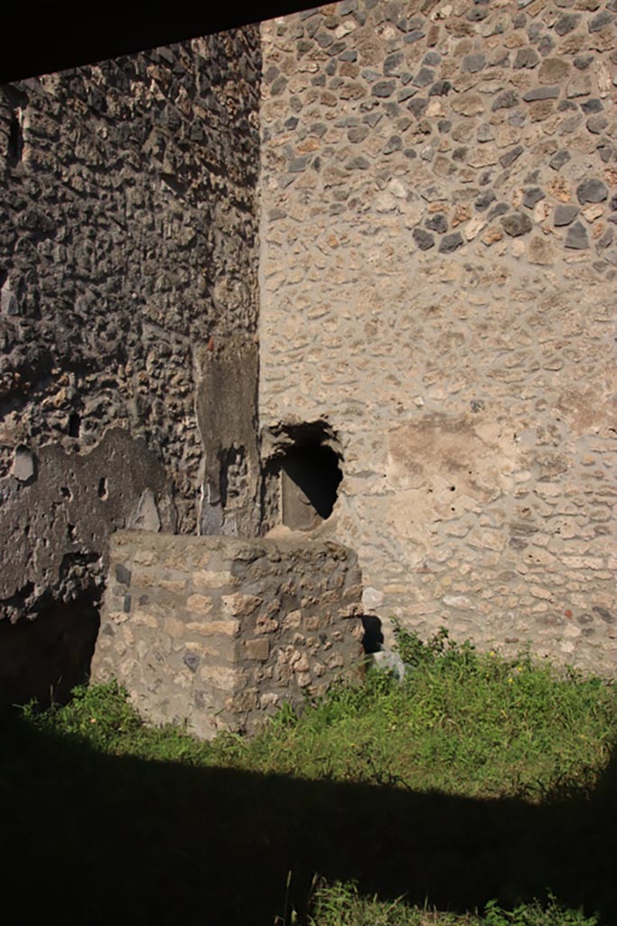 I.15.1 Pompeii. October 2022. 
Looking north through doorway at west end of rear of house. Photo courtesy of Klaus Heese.
