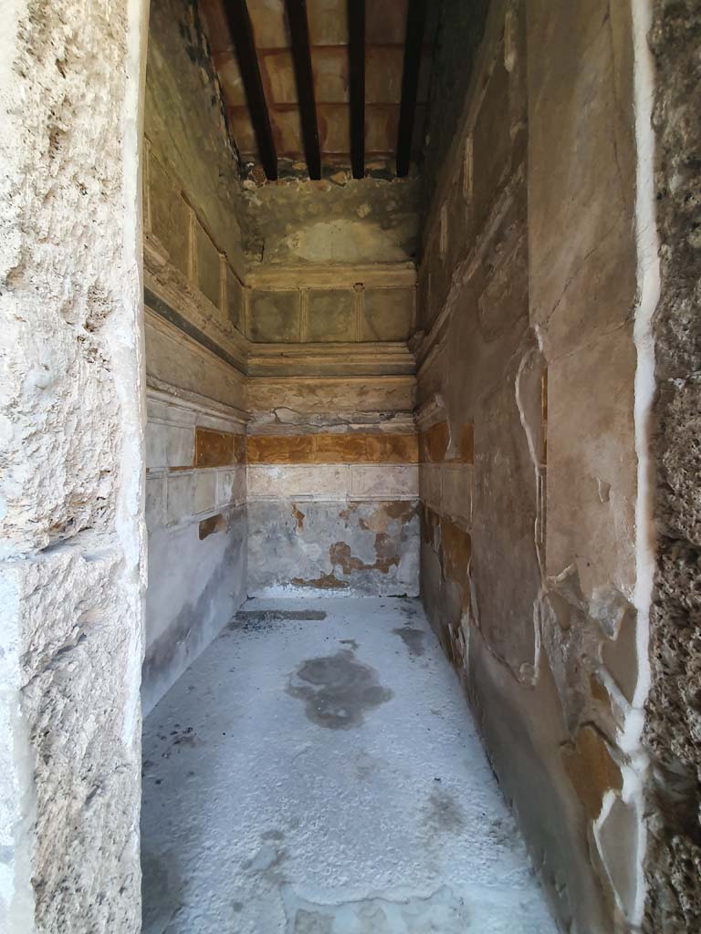 I.15.3 Pompeii. July 2021. 
Room 4, looking north through doorway of small room on east side of entrance corridor/vestibule.
Foto Annette Haug, ERC Grant 681269 DÉCOR.

