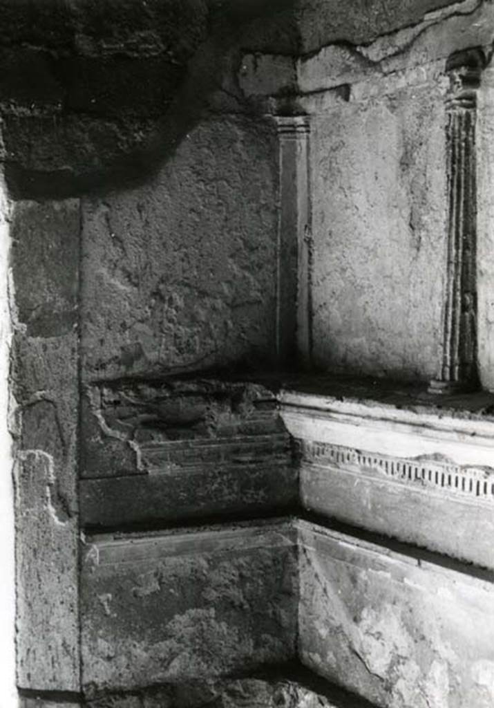 I.15.3 Pompeii. 1968. Room 4. House of Ship Europa, E cubiculum (colonnettes), upper zone, SW corner.   Photo courtesy of Anne Laidlaw.
American Academy in Rome, Photographic Archive. Laidlaw collection _P_68_15_18.
