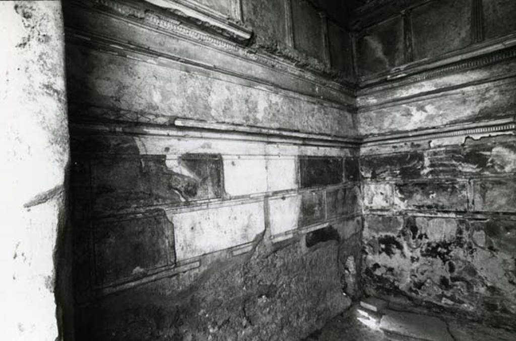 I.15.3 Pompeii. 1980. Room 4. House of Ship Europa, W cubiculum, left W wall, overall.  
Photo courtesy of Anne Laidlaw.
American Academy in Rome, Photographic Archive. Laidlaw collection _P_80_3_2.
