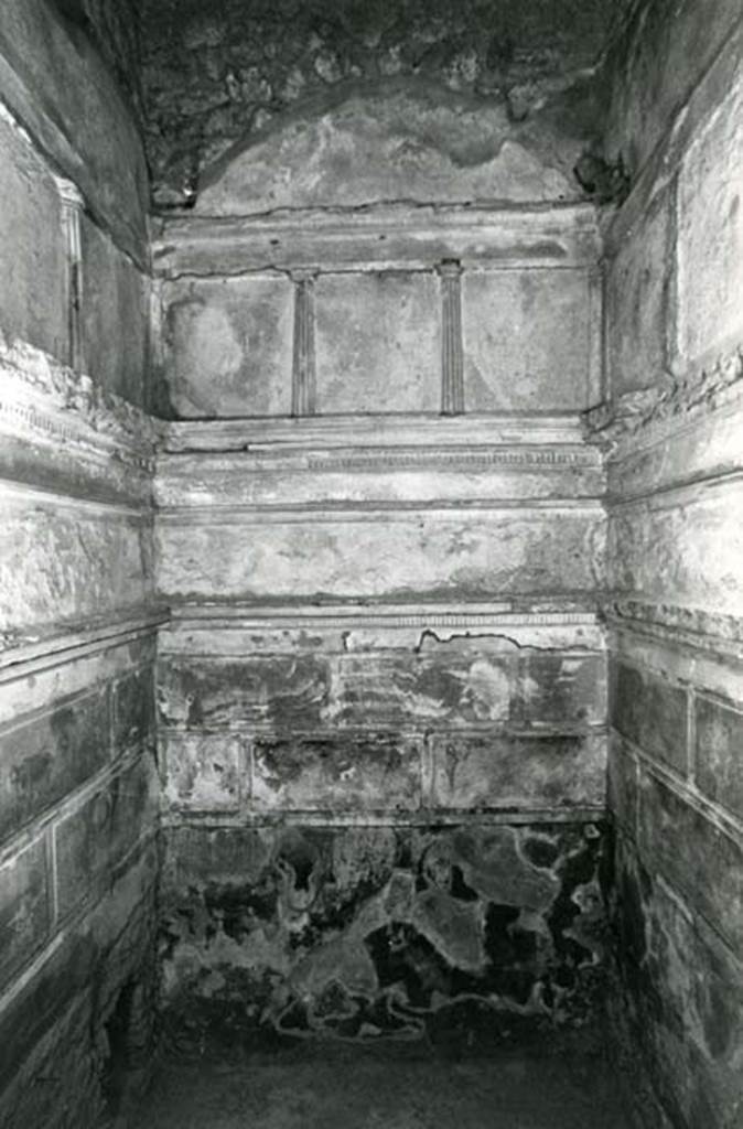 I.15.3 Pompeii. 1972. Room 4. House of Ship Europa, E cubiculum, back N wall.  Photo courtesy of Anne Laidlaw.
American Academy in Rome, Photographic Archive. Laidlaw collection _P_72_15_24.
