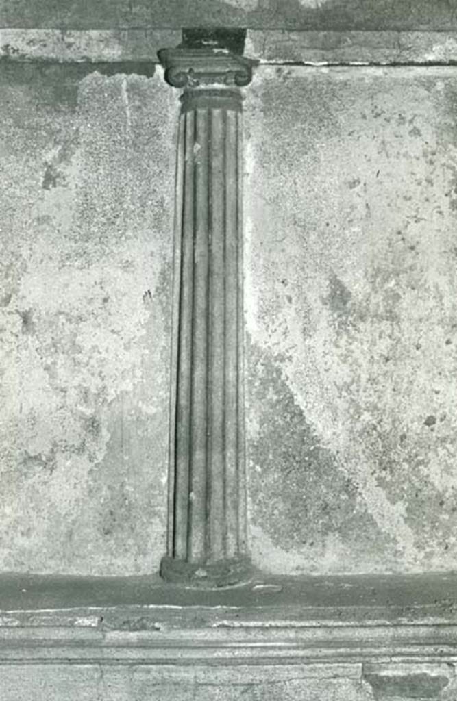 I.15.3 Pompeii. 1972. Room 4. House of Ship Europa, E cubiculum, detail of colonnette.  
Photo courtesy of Anne Laidlaw.
American Academy in Rome, Photographic Archive. Laidlaw collection _P_72_16_14.

