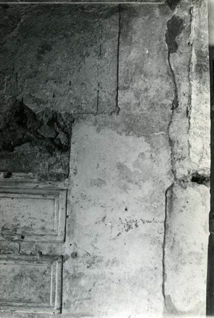 I.15.3 Pompeii. 1966. Room 4. House of Ship Europa, cubiculum to E of fauces, E wall, right side and corners.  Photo courtesy of Anne Laidlaw.
American Academy in Rome, Photographic Archive. Laidlaw collection _P_66_2_23.
