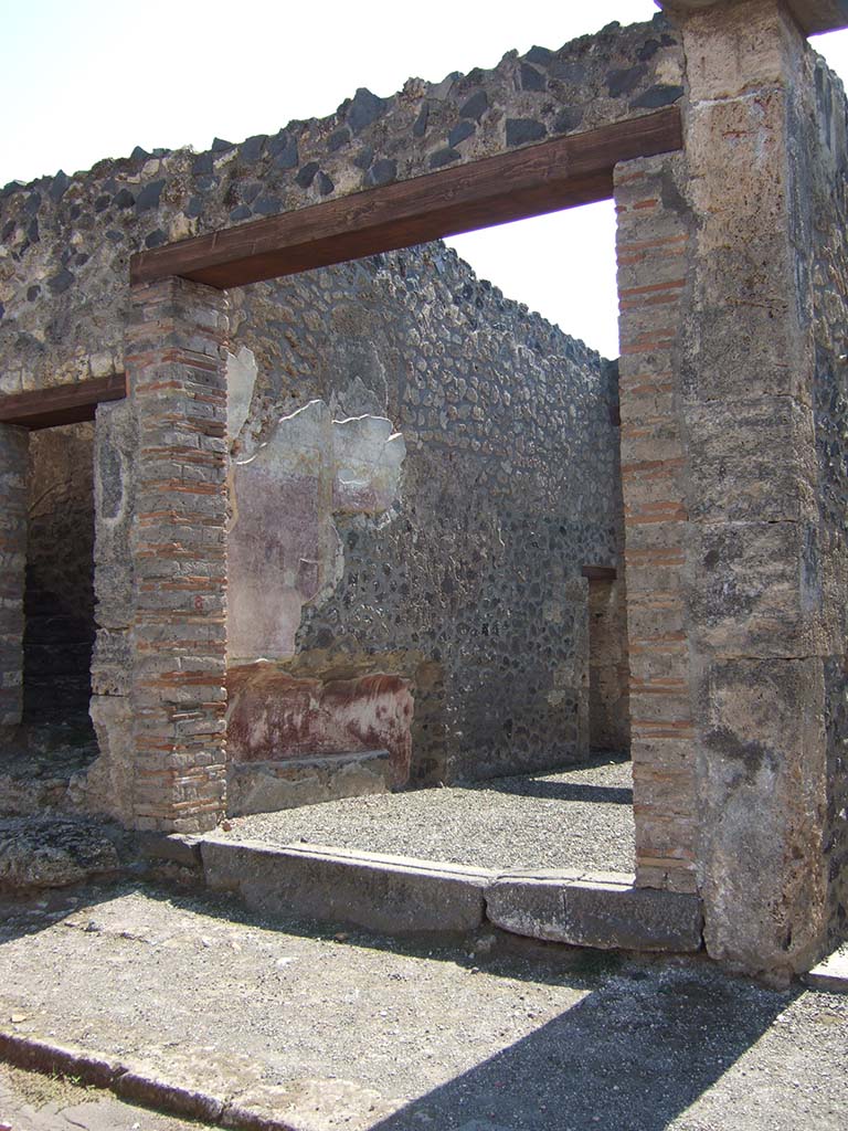 I.16.1a Pompeii. September 2005. Entrance doorway.