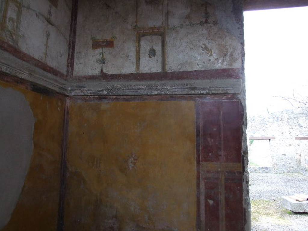 I.16.4 Pompeii. December 2006. Detail of painted wall and cornice on south wall of cubiculum.