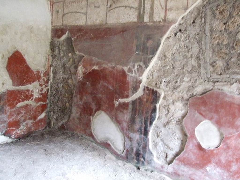 I.16.4 Summer Triclinium showing bulge in plaster where Sarno Canal passes under.