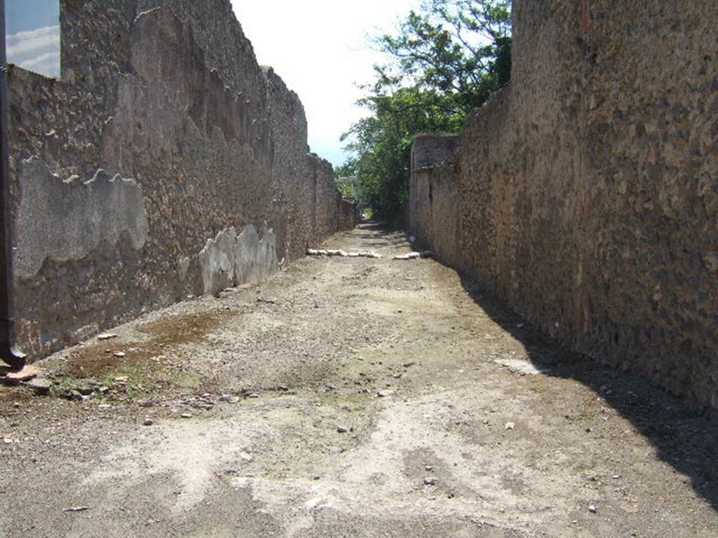 I.16.4 west side wall onto roadway, looking south. September 2005.  I.17.
The subsidence in the roadway would be from the Sarno canal, below.
