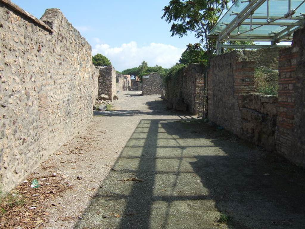 I.16.5 Pompeii, on left. September 2005.                  Via della Palestra, looking east.                                      I.22, on right.

