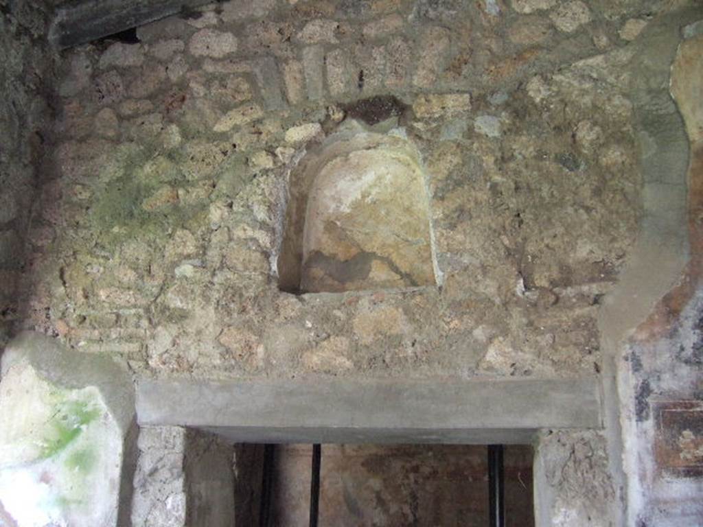 I.17.4 Pompeii.   May 2006. South west corner of peristyle.  Doorway to cubiculum with niche above.