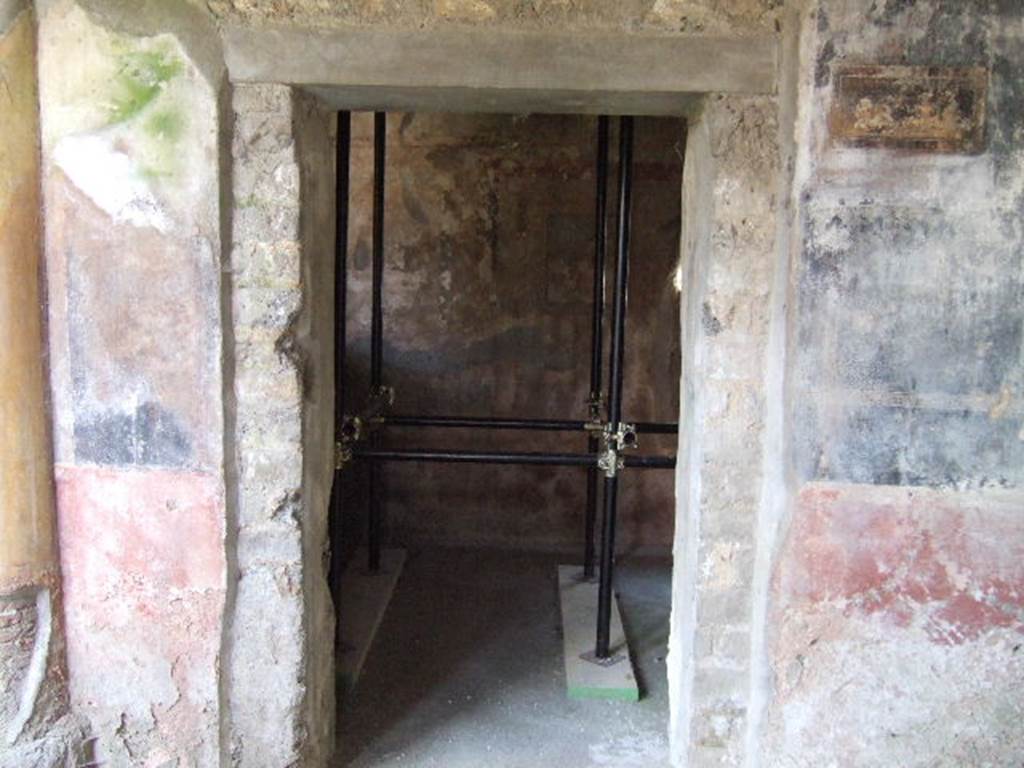 I.17.4 Pompeii.   May 2006. Door to cubiculum in south west corner of peristyle.