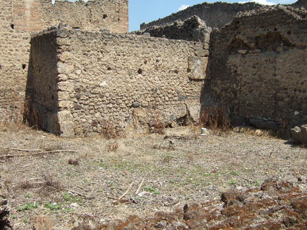 I.17.4 Pompeii. May 2006. North wall and north-east corner of garden area next to house on north side. 