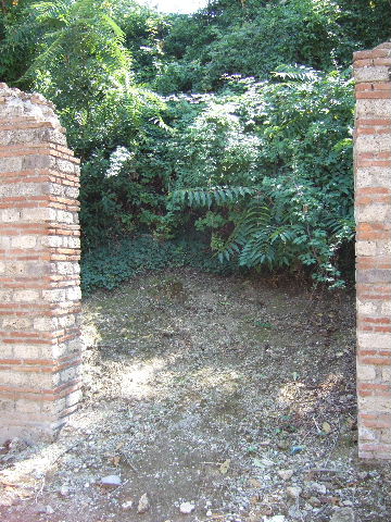 I.18.4 Pompeii. September 2005.     Via di Castricio looking west.         I.8