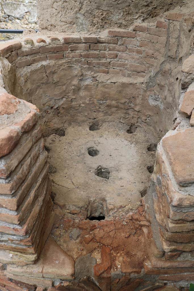 I.20.3 Pompeii. December 2018. Interior of oven. Photo courtesy of Aude Durand.