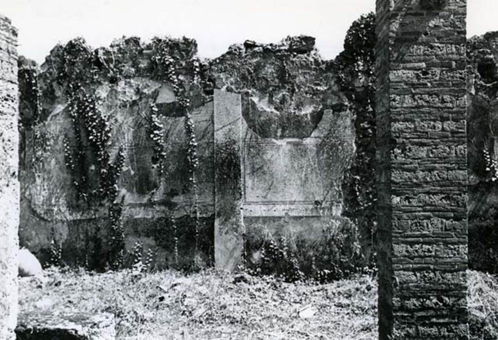 I.20.4 Pompeii. 1972. Shop House, courtyard, S wall.  Photo courtesy of Anne Laidlaw.
American Academy in Rome, Photographic Archive. Laidlaw collection _P_72_18_32.
