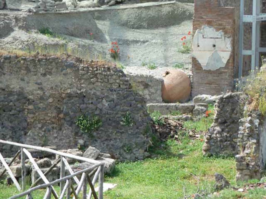 I.22.1 and I.22.2 Pompeii. May 2010.  Lapilli and large dolium.