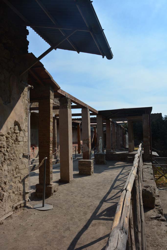 II.2.2 Pompeii. July 2017. Room “i”, looking east along upper euripus, from west end.
Foto Annette Haug, ERC Grant 681269 DÉCOR.
