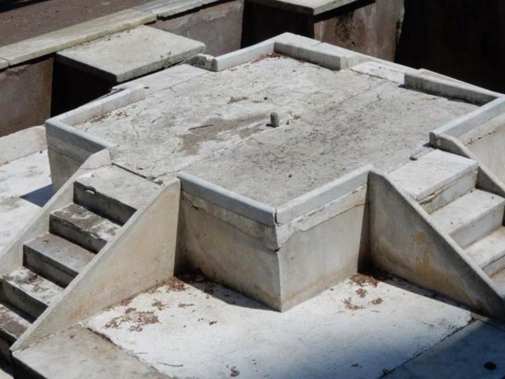 II.2.2 Pompeii. May 2016. Room “l”, garden. Detail of pool and fountain.  
Photo courtesy of Buzz Ferebee.

